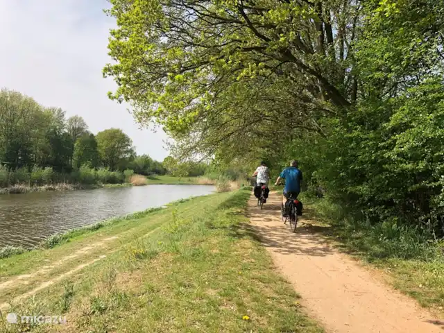 Knooppunt 33 ligt naast het park. Er starten verschillende fiets- en wandelroutes vanaf de vakantiewoning. Ook mountainbikers en wielrenners kunnen hier hun hart ophalen.